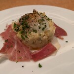 La Pizzeria Nakayama - 土佐ジローの温泉卵と生ハムのポテトサラダ ビスマルク風