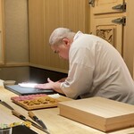 鮨 詠心 - 真剣な眼差し