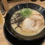 元祖博多 中洲屋台ラーメン 一竜 - 料理写真:とんこつラーメンと生ビール(300円)。ていうか仕事中では?