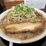 尾道ラーメン 壱番館 - もやしは炒めてあって味つき。