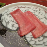 にくの匠 三芳 - 牛タン刺し、塩昆布とポン酢で1