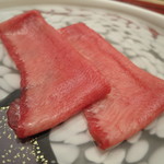 にくの匠 三芳 - 牛タン刺し、塩昆布とポン酢で2