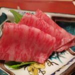 にくの匠 三芳 - 近江牛のサーロイン刺し、醤油とわさび、塩で2