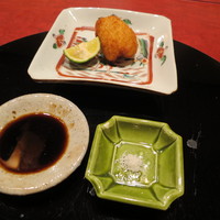 にくの匠 三芳 - 肉の脂で揚げたとらふぐ白子のフライ、ウスターソースで3
