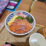 大起水産 海鮮丼と干物定食専門店 - オーロラサーモン丼