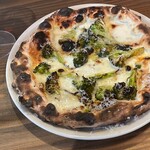 235417277 - ブロッコリーとパルミジャーノのピッツァ(Pizza con broccoli e parmigiano)