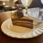 珈琲専門店 風見鶏 - ★モカケーキ
      ｢風見鶏｣自家製なケーキ♪
      苦甘で、モカらしい酸味も少し感じる大人向けなケーキ♪
      大手ケーキ屋のモノとは一味違う♪
      バリウマ♡