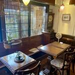 珈琲専門店 風見鶏 - 店内は改装されてるとは言え、アンティークな家具は見張るものが多々ある♪