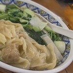 中国ラーメン揚州商人 - 青菜そば。大盛りに海老雲呑を
5つセットはふたりShareでも重め。
柳麺はそもそもとぅるとぅるの
柔めがデフォなので、食べ進めると
飽きが来てしまうのも早い。