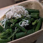 肴屋 魚まる - 釜揚げしらすに葱と胡麻の香りが馴染み
      お酒がほんｯｯｯとに進みます。