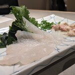 肴屋 魚まる - 皮剥ぎのうすづくり。
      ヂュル……。