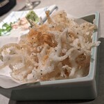 肴屋 魚まる - 白魚の唐揚げに、ご店主謹製の
      カラスミが散りばめられらます。
      少しやさしめの塩でもあるとよいかも。
      (※ あくまで拙、私感です※ )