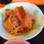 お食事処 河童 - 日替わりワンコインランチ・鯖味噌定食　５００円（税込）の野菜の煮物のアップ【２０２３年２月】