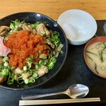 かしわの武内 - 料理写真:かしわとび盛り（普通盛り）1200円。みそ汁付き。しょうがはセルフ、生卵は無料。味変に生卵は必須。