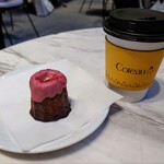 Cafe Coteau - カヌレ（いちご）、ほうじ茶ラテ