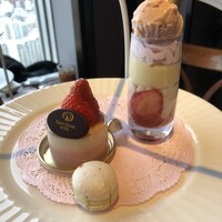 アーティスト カフェ - 上段　苺のパフェ　苺と柚子のムース　マカロン