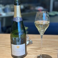 Lito - Veuve Olivier & Fils Carte d'Or Brut 
                  ムニエ 60%、 ピノ・ノワール 30%、 シャルドネ 10%。シャンパーニュをお願いしたので、シャンパーニュが登場
                  
