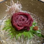 鄙の宿 金宇館 - 馬刺し、ニンニクと唐辛子を添えて