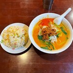 芳香園 - 麺飯セット(担々麺+半炒飯)※半炒飯は+100円で大盛りに変更