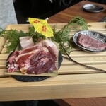 大阪焼肉 食べ放題 焼肉エイト - 右：A5ランク和牛ステーキ？左：カルビ/ハラミ/ロース/豚トロ/鶏もも