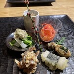 鄙の宿 金宇館 - ハナワサビのおひたし、京人参と不知火のマリネ（カルダモンの香り）、ぶどう、菜の花とウド、牡蠣の粕漬け、カラスミ餅、干し柿の白和えマスカルポーネとクルミ