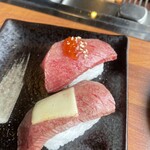 Oosaka Yakiniku Tabehoudai Yakiniku Eito - いくらのせ炙り肉寿司と炙りチーズ肉寿司