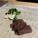 鄙の宿 金宇館 - 信州牛イチボ、山椒と味噌、ゆり根と菜の花のソテー。菜の花に焦げ目を付けて焼くと苦味が惹き出て美味い