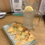 一軒め酒場 - 料理写真:レモンサワーと明太ピザ