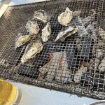 まえじま牡蠣小屋 - 灰が飛ぶので服は灰だらけになります♡