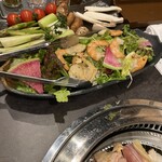 鶏焼いて蕎麦で〆る 個室居酒屋 鳥や - 葉物と焼き野菜盛り合わせ