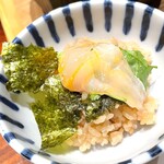 魚とごはん 黒座椿亭 - 宇和島式玉子ダレにくぐらせた真鯛の切り身を茶飯のオン！