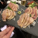 鶏焼いて蕎麦で〆る 個室居酒屋 鳥や - 地鶏たたきの食べ比べ