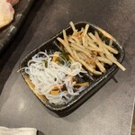 鶏焼いて蕎麦で〆る 個室居酒屋 鳥や - 前菜…  季節前菜2種盛り