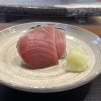 鮨 十兵衛 - めじまぐろ、皮目を炭焼きにした身とづけ