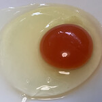 卵明舎 - 盛り上がる白身にオレンジの卵黄✨
            1度だけ卵黄つまみチャレンジしたけど…失敗…