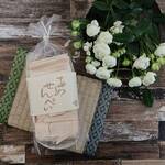 飯田屋飴店 - とっても繊細な御菓子であるが故、プチプチでくるんで箱詰めしてくれますよ！