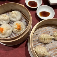 ジョーズ シャンハイ ニューヨーク 銀座店 - Joe's 特製 蟹肉入り小籠包＆豚肉小籠包（各２個づつ）