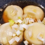 Ramen&Bar Kei - 厚皮の小籠包がスープに浸かった様な水餃子
                                噛むと中から激熱の肉汁がドバッと溢れ出すので火傷注意！