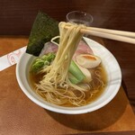 メヂカそば 吟魚 - 表面ツルツルで喉越し良い麺