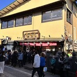 Surugaya - 開店前の行列です(事前に整理券をもらって、番号を呼ばれるのを待ちます)