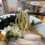 中華そば 石黒 - 噛むと風味の良い太麺。濃厚煮干スープとの相性も良き。