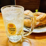 Tori Han Uo Han - 角ハイボールシングル473円×3杯。鶏の身と塩の旨さでハイボールが進む。ドレッシングは濃厚なピエトロドレッシングみたいで間にサラダを挟むのもイイ。身はホロホロ取れ食べ易い。絶妙な火加減。