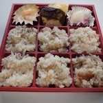 垢田の杜 桂月 - 下の段は炊き込みご飯