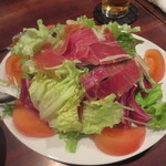 ワイン食堂 Sole - 生ハムとトマトのサラダです