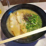 ひでちゃんラーメン - 炙りラーメン（￥800）。博多に来たら、やっぱり豚骨ラーメンを食べたい！