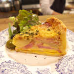 カフェ エ バール ドゥー - 改良型キッシュ・ロレーヌ（￥504）。ベーコン・じゃがいも・玉子の層が分厚く、食べ応えに富む