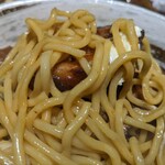 麺屋 金獅子 - 麺はこんな感じ
      うっすらタレらしきが
      かための茹ででシコシコ(ﾟдﾟ)ｳﾏｰ