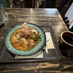 235456005 - 大盛りのカレー（1250円）とコーヒーSサイズ（500円）カレーには様々な副菜があり、どれもルーと相性抜群で絶品でした。