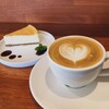 くじら珈琲 - カフェラテとチーズケーキ