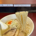 らぁ麺 松しん - 全粒粉入りの細ストレート麺はするりとしなやか